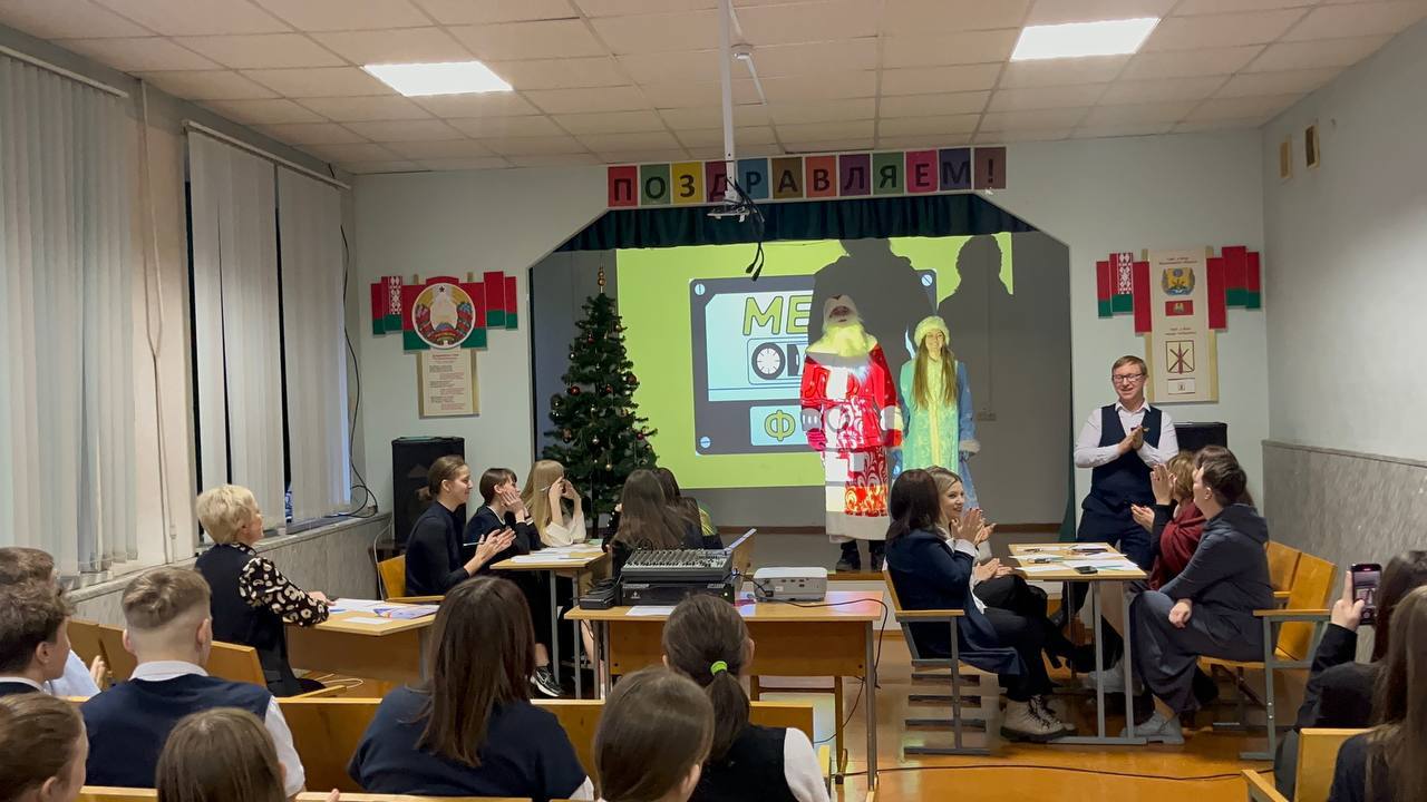 "Новогодний мелофан» громко и весело прогремел сегодня в актовом зале.